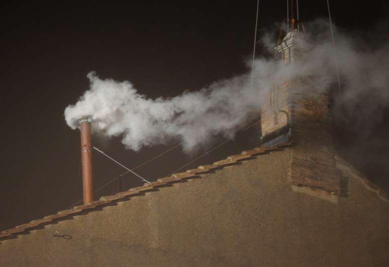 Imagem retirada de vídeo mostra a fumaça branca saindo da chaminé da Capela Sistina