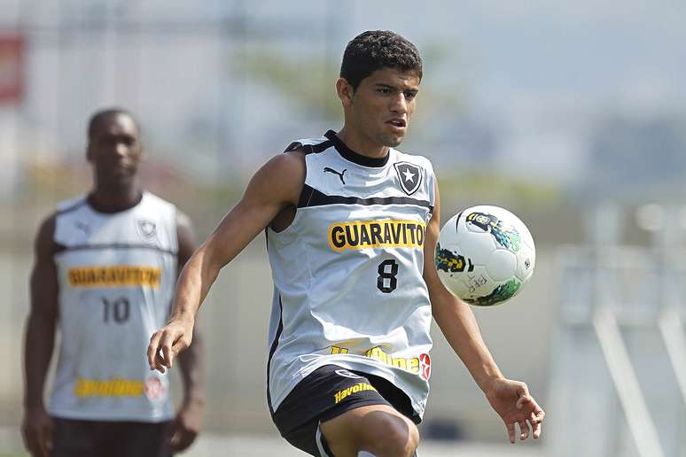 <p>Jadson seguirá no Botafogo e só irá para o clube italiano em junho</p>