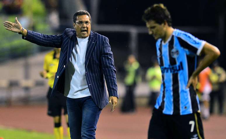 <p>Luxemburgo pode ficar sem meio campo contra Caxias</p>