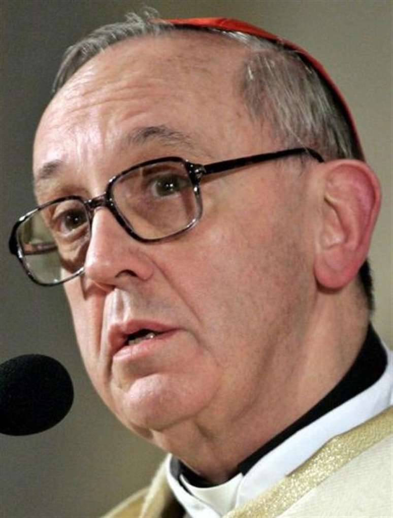 Novo papa Franciso, o argentino Jorge Mario Bergoglio, aparece na varanda da Basílica de São Pedro, no Vaticano. 13/03/2013