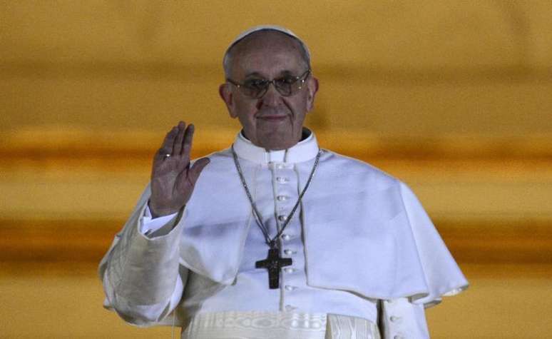 O recém eleito papa Francisco, o cardeal argentino Jorge Mario Bergoglio, aparece no balcão da Basílica de São Pedro, no Vaticano, nesta quarta-feira. 13/03/2013