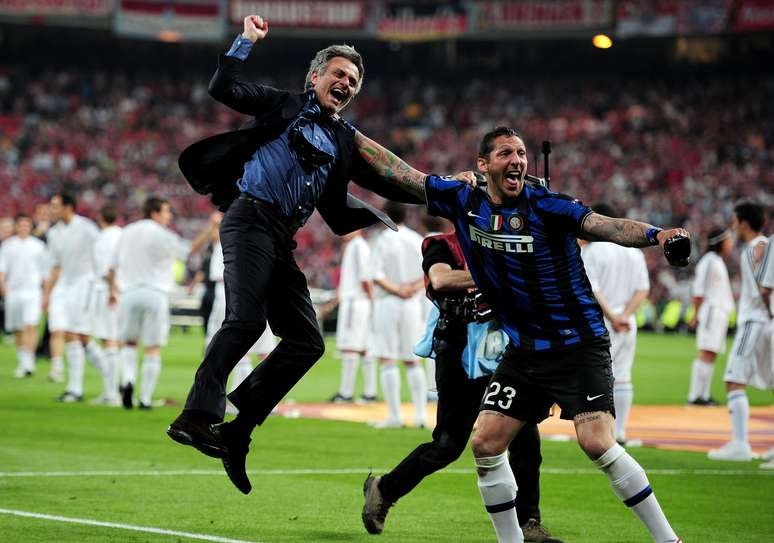 <p>Com Jos&eacute; Mourinho, Marco Materazzi comemora t&iacute;tulo europeu pela Inter de Mil&atilde;o em 2010, ap&oacute;s vit&oacute;ria sobre o Bayern de Munique</p>