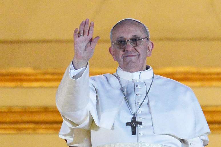 O papa Francisco faz seu primeiro pronunciamento para milhares de pessoas na Praça São Pedro após ser escolhido o novo líder da Igreja Católica