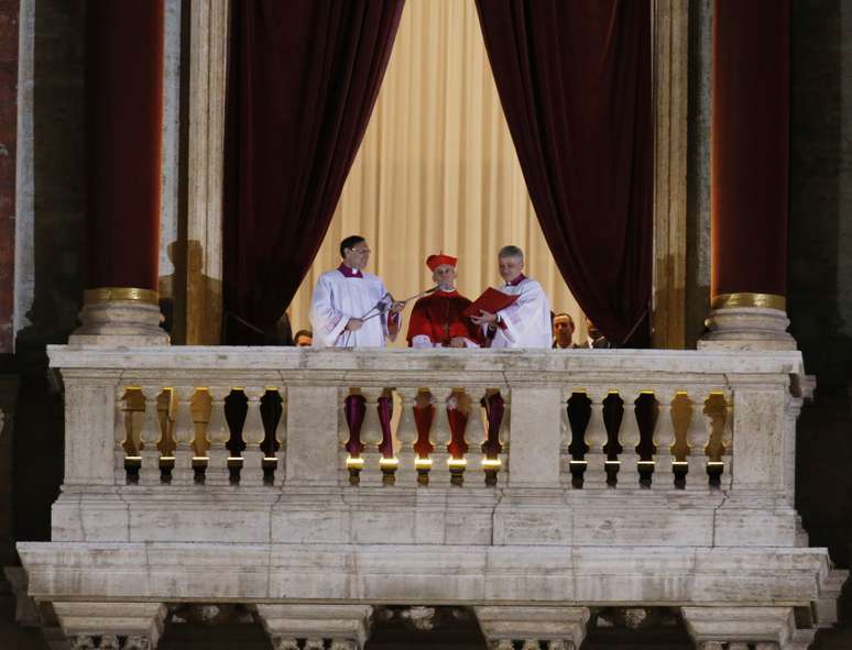 O cardeal francês Jean-Louis Tauran anuncia a escolha do papa Francisco