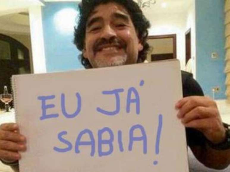 Imagem de Maradona segurando cartaz de 'Eu já Sabia' se espalhou pelas redes sociais após o anúncio do Papa argentino.