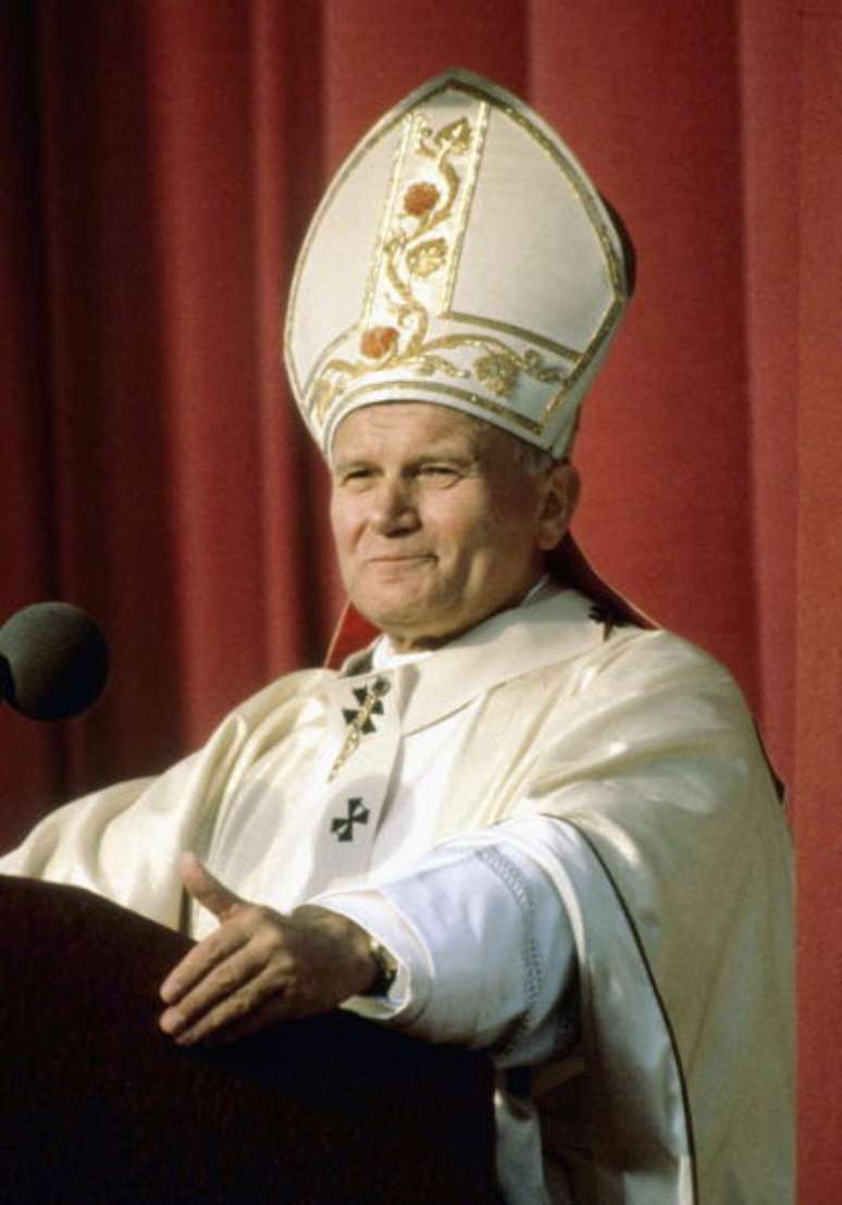 <p>Carism&aacute;tico e en&eacute;rgico, Jo&atilde;o Paulo II gozou de uma popularidade sem precedentes</p>