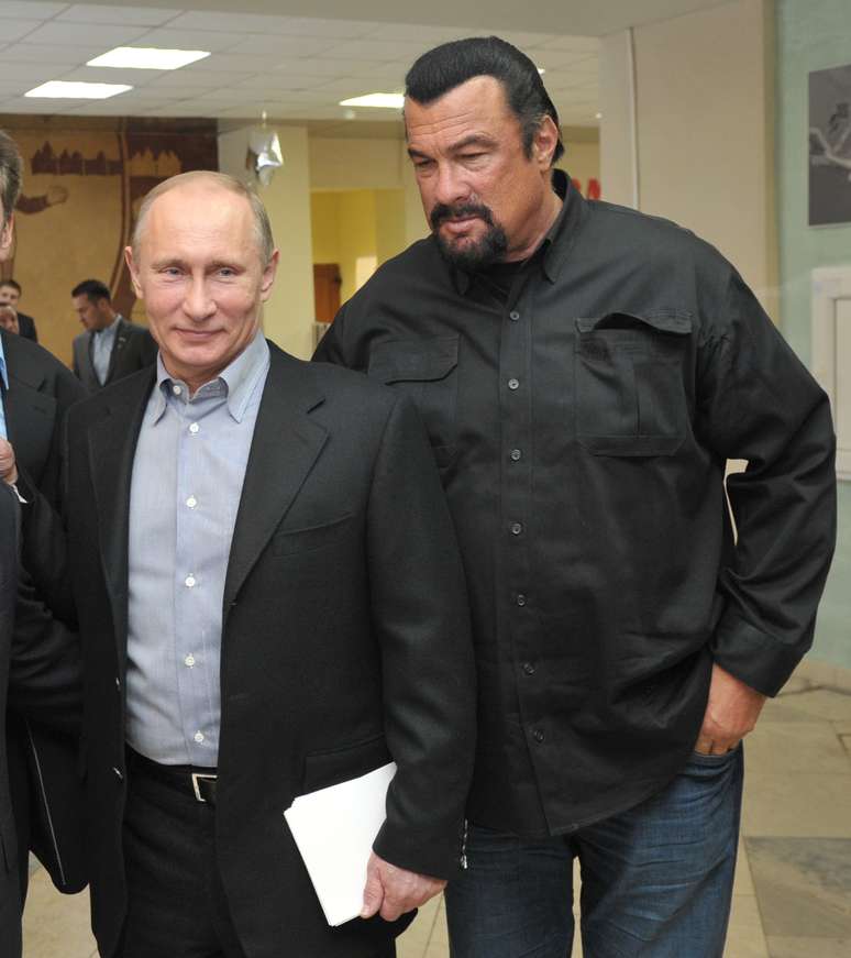 O presidente russo, Vladimir Putin (dir.), e o ator americano Steven Seagal visitam arena esportiva em Moscou