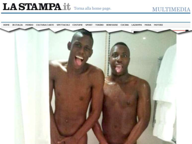 <p>Irm&atilde;o de&nbsp;Balotelli, Enoch (&agrave; esq.) posou para foto ao lado de&nbsp;suposto companheiro de time</p>