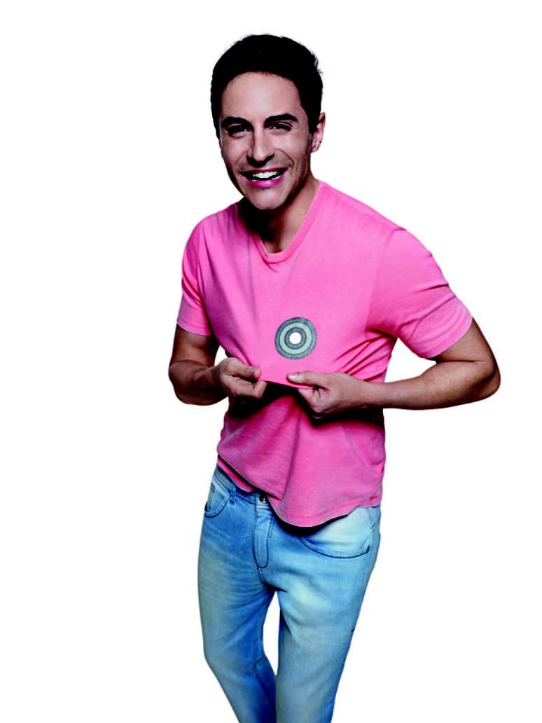 <p>Ricardo Tozzi posou para a campanha O Câncer de Mama no Alvo da Moda</p>