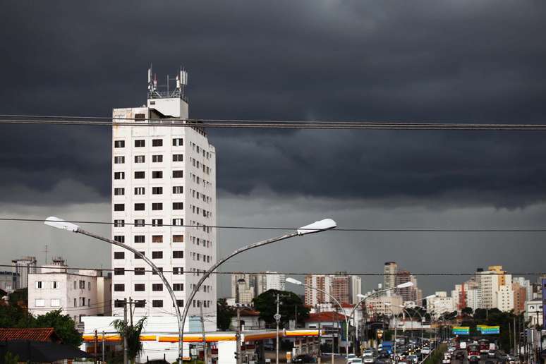 <p>Nuvens carregadas cobrem a zona sul de S&atilde;o Paulo: tempo seco prejudicou a qualidade do ar</p>