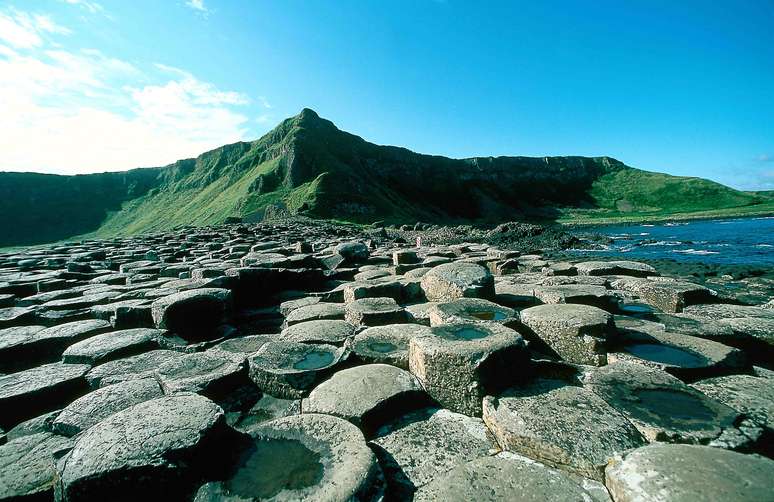 <p><strong>Calçada dos Gigantes, Reino-Unido</strong><br />A Calçada dos Gigantes é uma das principais atrações turísticas da Irlanda do Norte. Mais de 40 mil colunas de basalto com perfeitas formas hexagonais encaixam umas nas outras, formando o que parece um imenso caminho de pedras</p>