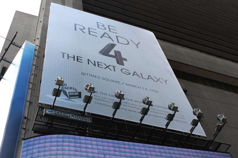 A Times Square teve um trecho, na esquina da Sétima Avenida, interditado para que a Samsung montasse uma arquibancada para o público assistir ao vivo, diante de um enorme telão em full HD, o lançamento do tão aguardado smartphone