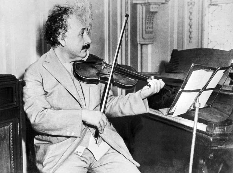 Imagem de 1931 mostra o cientista tocando violino
