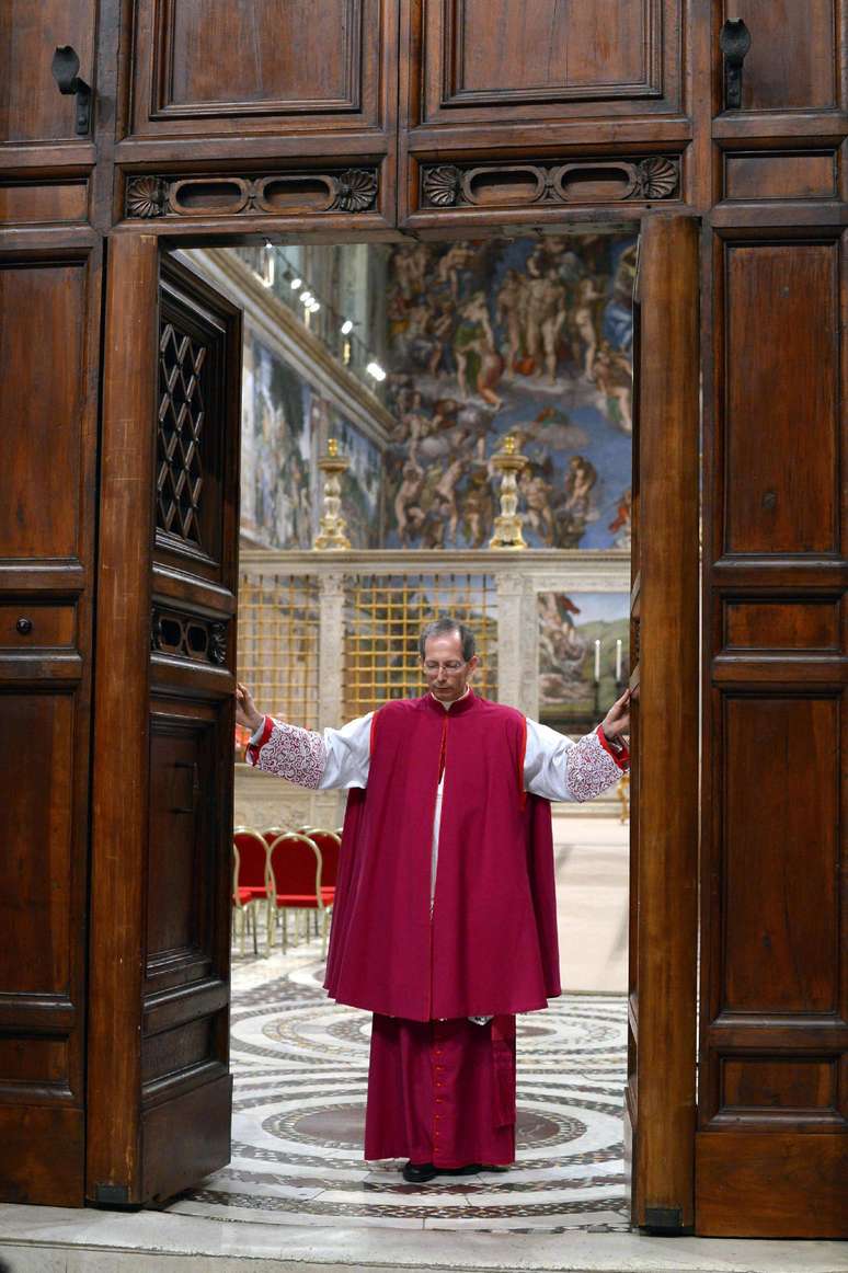 <p>MonsenhorGuido Marini fecha portas da Capela Sistina</p>