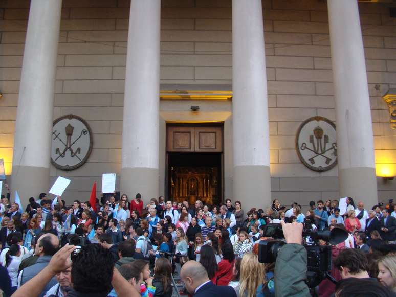 <p>Com a Catedral Metropolitana de Buenos Aires lotada, muitos ficaram do lado de fora</p>