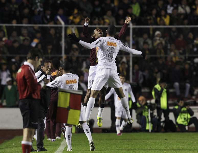 Richarlyson e Leonardo Silva comemoram gol de Diego Tardelli no primeiro tempo