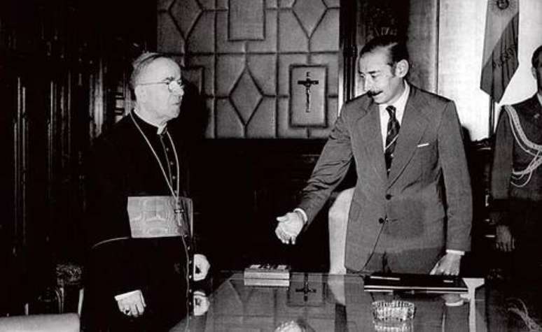 Foto mostra jesuíta argentino em presença do ex-ditador Jorge Rafael Videla
