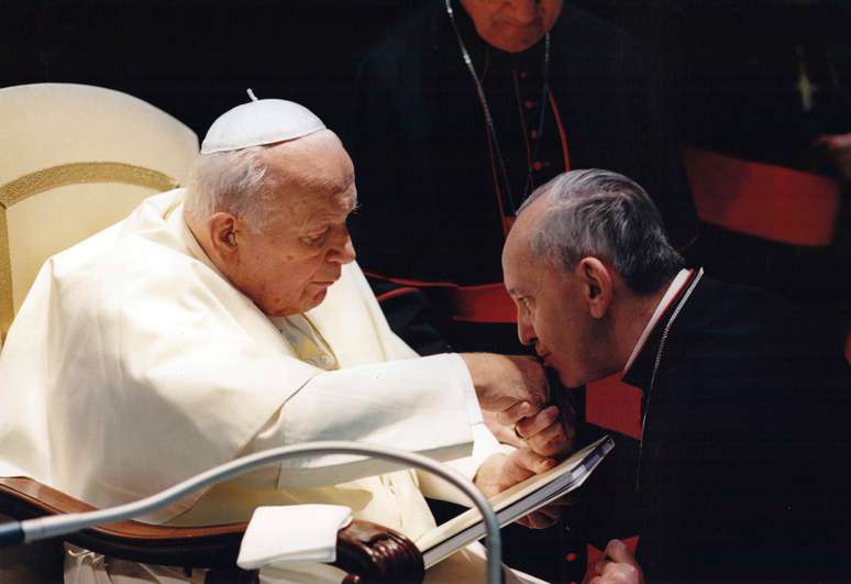 Bergoglio beija o anel de João Paulo II em imagem de arquivo cedida pelo jornalista Sergio Rubin