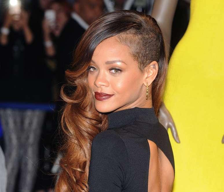 Adepta do sidecut hair, Rihanna está sempre ousando dentro do mesmo corte