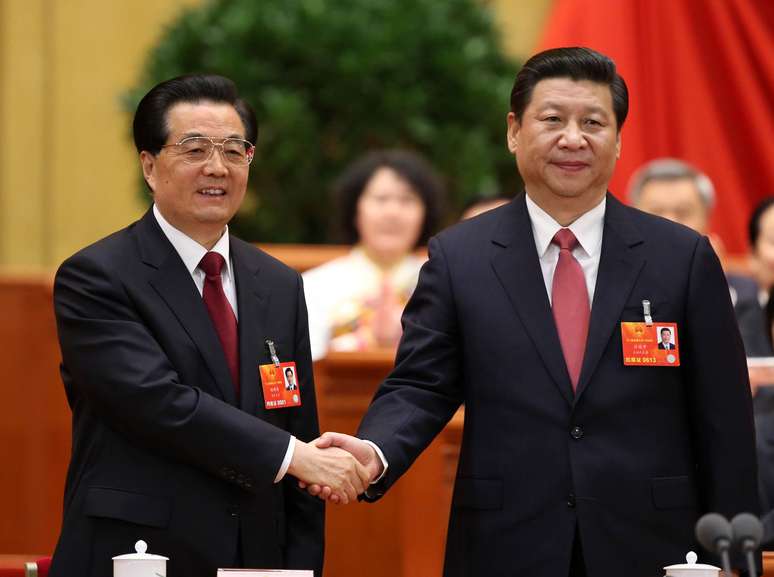 Ex-presidente Hu Jintao (&agrave; esq.) cumprimenta o successor, Xi Jinping