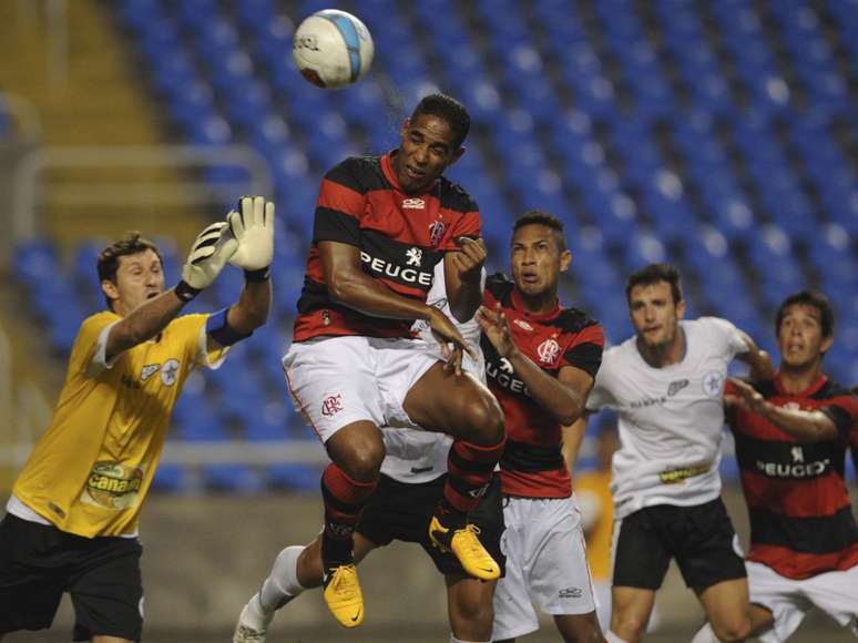 <p>Flamengo finalmente acertou a forma de pagamento pelo negócio do meio-campista Cleber Santana</p>