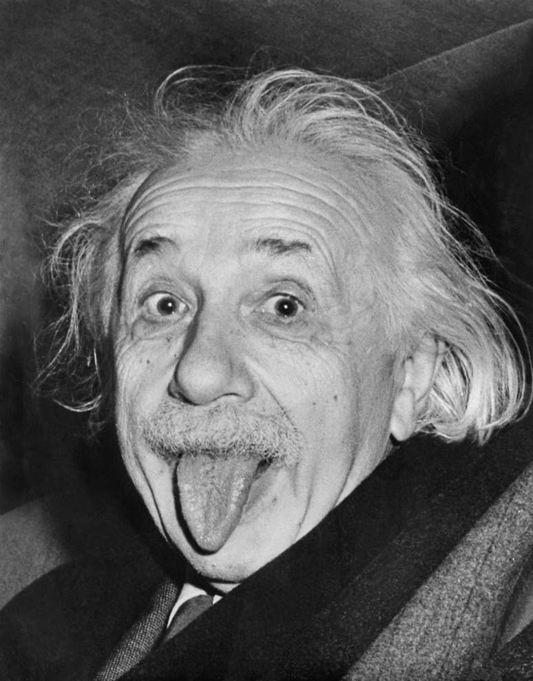 Com a descoberta da lei do efeito fotoelétrico Einstein recebeu seu Prêmio Nobel, considerado tardio, em 1921