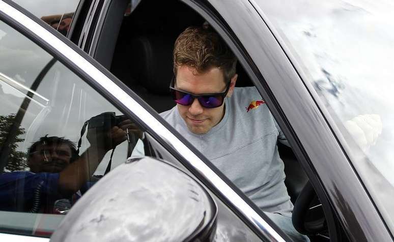 O piloto de Fórmula Um da Red Bull Sebastian Vettel, da Alemanha, deixa seu carro em Melbourne, Austrália. 14/03/2013