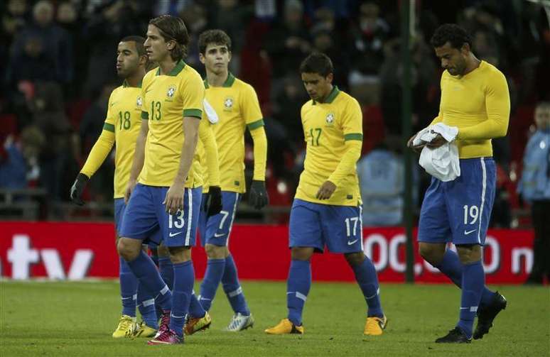 Jogadores da seleção brasileira Lucas, Felipe Luis, Oscar, Jean e Fred (D para E) saem do campo depois do amistoso contra a Inglaterra, no estádio de Wembley, em Londres. Brasil permaneceu na pior posição da história no ranking da Fifa, atrás de Equador, Suíça e Grécia, e apenas seis colocações à frente de Mali. 06/02/2013