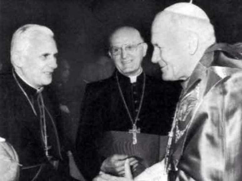 O cardeal Joseph Ratzinger (Bento XVI, esq.) cumprimenta o papa João Paulo II sob o olhar do argentino Jorge Mario Bergoglio (Francisco, centro). A data é desconhecida