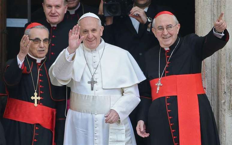 Rec&eacute;m-eleito papa Francisco, cardeal argentino Jorge Mario Bergoglio acena dos degraus da Bas&iacute;lica de Santa Maria Maggiore, em Roma. 14/03/2013
