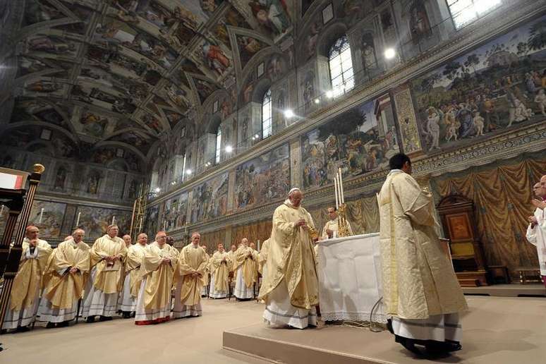 O recém-eleito papa Francisco 1o conduz uma missa com cardeais na Capela Sistina no Vaticano. 14/03/2013