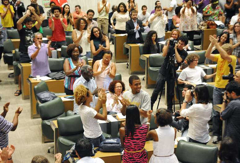 Manifestantes protestam contra a política de cotas em audiência pública realizada na Assembleia Legislativa de São Paulo