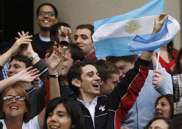 Católicos romanos comemoram a eleição do cardeal argentino Jorge Bergoglio como novo papa, na Catedral Metropolitana, em Buenos Aires, na Argentina, nesta quarta-feira. 13/03/2013