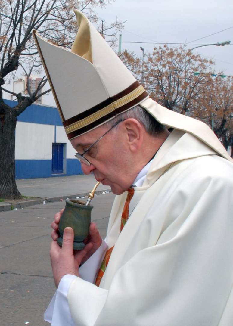 O então cardeal Jorge Mario Bergoglio bebe chimarrão em Buenos Aires nesta foto de 2009