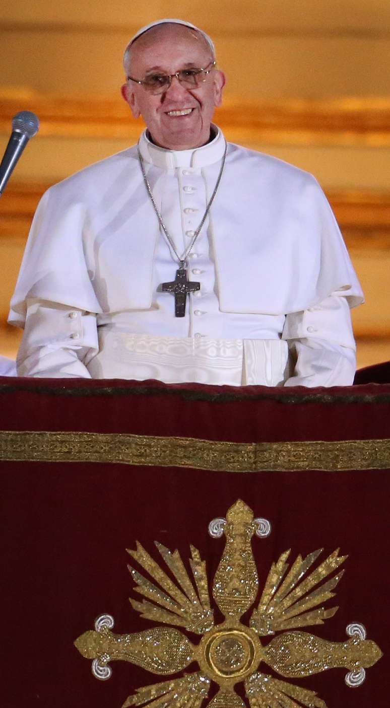 <p>Sorridente, o cardeal argentino Jorge Mario Bergoglio, já com a batinal papal, se apresenta ao mundo como papa Francisco</p>