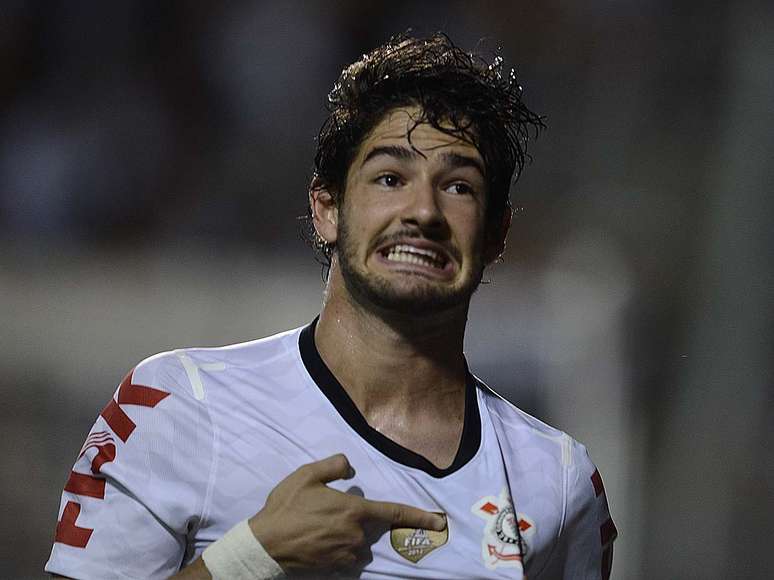 Alexandre Pato aproveitou rebote na área e abriu o placar para o time da casa