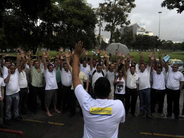 Taxistas do Rio de Janeiro fazem protesto na manhã desta quinta-feira