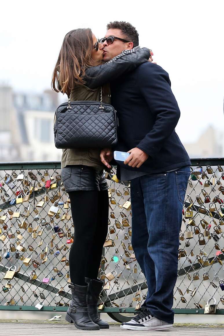 No último dia 28 de fevereiro, o ex-jogador de futebol Ronaldo Nazário foi clicado em clima de romance com a namorada, a DJ Paula Morais, na famosa Pont des Arts, em Paris. Mantendo as tradições locais, o casal colocou na grade cadeados do amor para simbolizar a força de seus sentimentos na relação