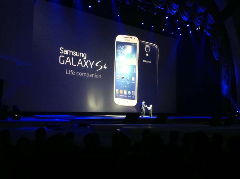 Telão mostra o design do novo aparelho da Samsung