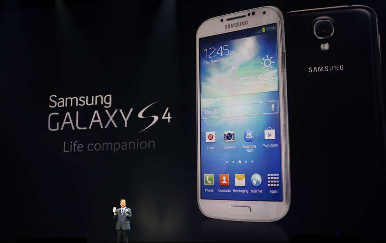 <p>Chefe da divisão de aparelhos móveis da Samsung, J. K. Shin, mostra o novo smartphone da companhia, o Galaxy S4</p>