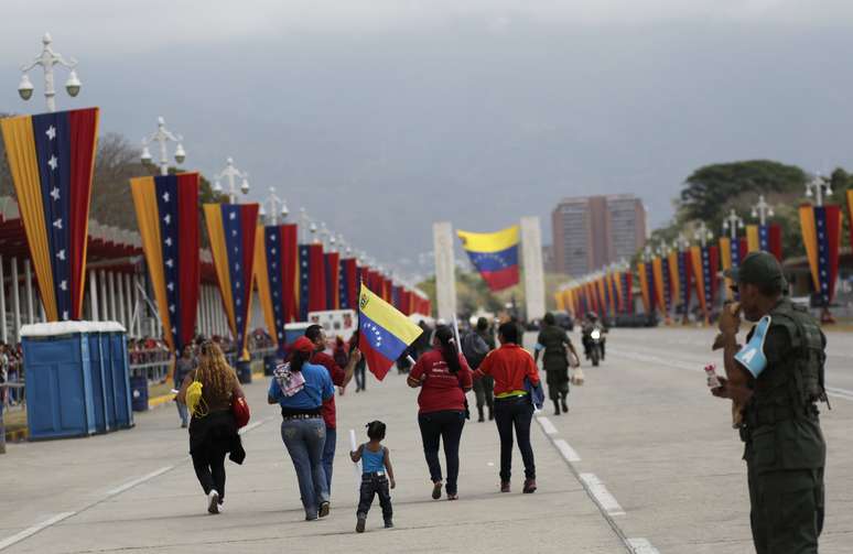 Mais de uma semana após sua morte, venezuelanos ainda formam filas para ver o presidente Hugo Chávez