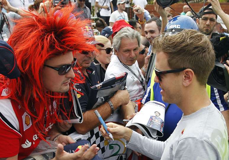 <p>Piloto alemão Sebastian Vettel sorri ao conceder autógrafo a torcedor da Ferrari no Circuito de Albert Park, em Melbourne. A temporada 2013 da Fórmula 1 começa neste fim de semana, no Grande Prêmio da Austrália. Veja fotos dos bastidores no autódromo nesta quinta-feira:</p>