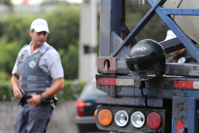 <p>Motociclista morreu após colidir com caminhão na marginal Pinheiros, em São Paulo, na manhã desta sexta-feira</p>
