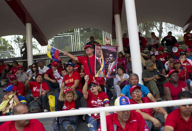 <p>Centenas de pessoas se preparam para acompanhar o cortejo fúnebre que levará o caixão de Hugo Chávez</p>