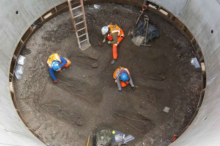 <p>Os esqueletos encontrados no centro de Londres estavam dispostos em duas fileiras</p>
