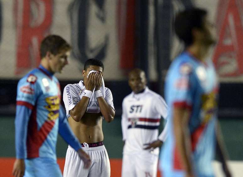 <p>S&atilde;o Paulo perdeu a chance de eliminar o Arsenal de Sarand&iacute; e recolocou o time argentino na disputa pela segunda vaga do Grupo 3</p>