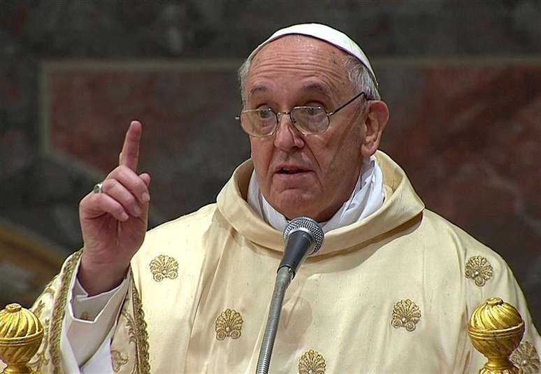 Papa recém-eleito Francisco realiza missa com cardeais na Capela Sistina, no Vaticano, em imagem retirada de vídeo. O papa Francisco pediu a líderes da Igreja Católica, minada por escândalos e crises, para nunca cederem ao pessimismo e à amargura, e para manterem os olhos na verdadeira missão da Igreja. 14/03/2013