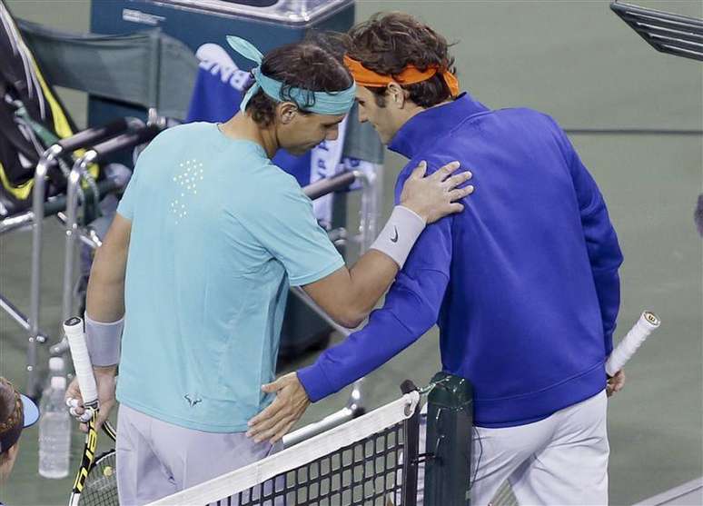 Espanhol Rafael Nadal (E) e suíço Roger Federer cumprimentam-se antes do aquecimento para a partida das quartas-de-final do Masters de Indian Wells, na Califórnia. 14/03/2013
