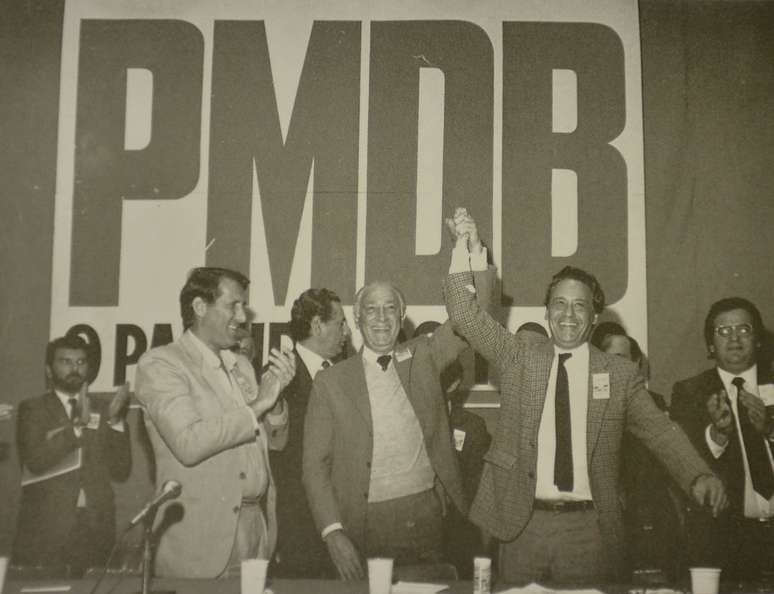 <p>Franco Montoro (centro), Orestes Quércia (esq.) e Fernando Henrique Cardoso (dir.), em evento do PMDB. Os dois primeiros foram governador e vice nas primeiras eleições diretas em 1982</p>