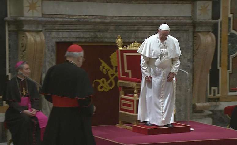 Papa Francisco cumprimenta cardeais durante missa na sala Clementina, no Vaticano, seu único compromisso oficial nesta sexta-feira